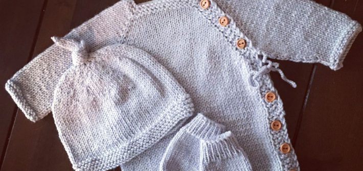 Das ganze Baby-Set: Cardigan, Mütze und Handschuhe.
